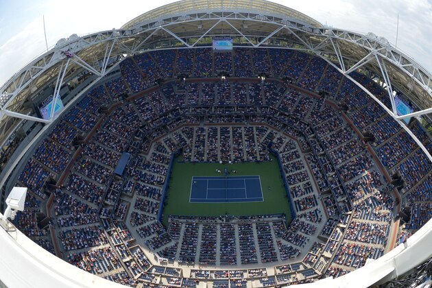 An overhead view of the stadium as Novak Djokovic of Serbia plays against Gael Monfils of France play their 2016 US Open men's singles semifinals match at the USTA Billie Jean King National Tennis Center on September 9, 2016 in New York. / AFP / Jewel SAMAD        (Photo credit should read JEWEL SAMAD/AFP/Getty Images)