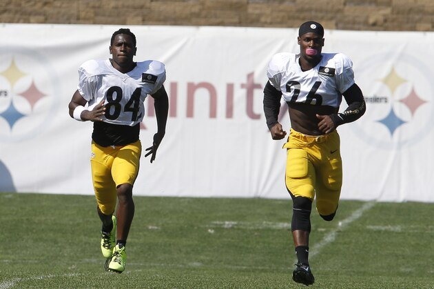Pittsburgh Steelers wide receiver Antonio Brown (84) and running back Le'Veon Bell (26) run during practice at NFL football training camp in Latrobe, Pa. on Saturday, Aug. 1, 2015 . (AP Photo/Keith Srakocic)