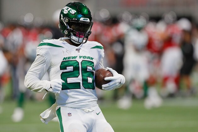 ATLANTA, GEORGIA - AUGUST 15:  Le'Veon Bell #26 of the New York Jets  warms up prior to facing the Atlanta Falcons in the preseason game at Mercedes-Benz Stadium on August 15, 2019 in Atlanta, Georgia. (Photo by Kevin C. Cox/Getty Images)