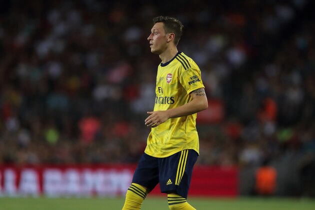 BARCELONA, SPAIN - AUGUST 04: Mesut Ozil of Arsenal during the Pre-Season Friendly between FC Barcelona and Arsenal at Nou Camp on August 4, 2019 in Barcelona, Spain. (Photo by Matthew Ashton - AMA/Getty Images)