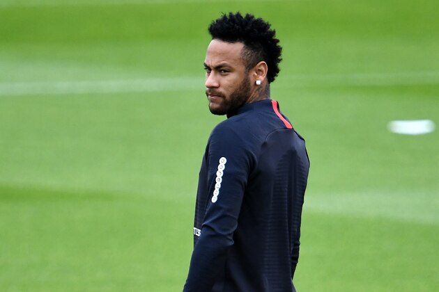 TOPSHOT - Paris Saint-Germain's Brazilian forward Neymar looks on as he takes part in a training session in Saint-Germain-en-Laye, west of Paris, on August 17, 2019, on the eve of the French L1 football match between Paris Saint-Germain (PSG) and Rennes. (Photo by FRANCK FIFE / AFP)        (Photo credit should read FRANCK FIFE/AFP/Getty Images)