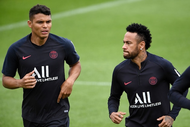 Paris Saint-Germain's Brazilian defender Thiago Silva (L) and Paris Saint-Germain's Brazilian forward Neymar take part in a training session in Saint-Germain-en-Laye, west of Paris, on August 17, 2019, on the eve of the French L1 football match between Paris Saint-Germain (PSG) and Rennes. (Photo by FRANCK FIFE / AFP)        (Photo credit should read FRANCK FIFE/AFP/Getty Images)