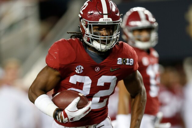 SANTA CLARA, CA - JANUARY 07: Najee Harris #22 of the Alabama Crimson Tide rushes against the Clemson Tigers in the CFP National Championship presented by AT&T at Levi's Stadium on January 7, 2019 in Santa Clara, California (Photo by Michael Zagaris/Getty Images)