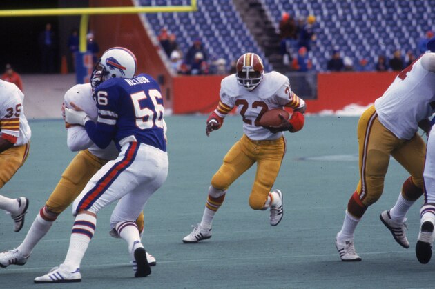ORCHARD PARK, NY - DECEMBER 4:  Running back Mike Thomas #22 of the Washington Redskins runs upfield against the Buffalo Bills on December 4, 1977 at Rich Stadium in Buffalo, New York.  The Redskins defeated the Bills 10-0.  (Photo by Nate Fine via Getty Images)