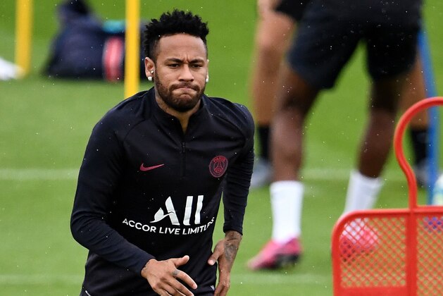 Paris Saint-Germain's Brazilian forward Neymar takes part in a training session in Saint-Germain-en-Laye, west of Paris, on August 17, 2019, on the eve of the French L1 football match between Paris Saint-Germain (PSG) and Rennes. (Photo by FRANCK FIFE / AFP)        (Photo credit should read FRANCK FIFE/AFP/Getty Images)