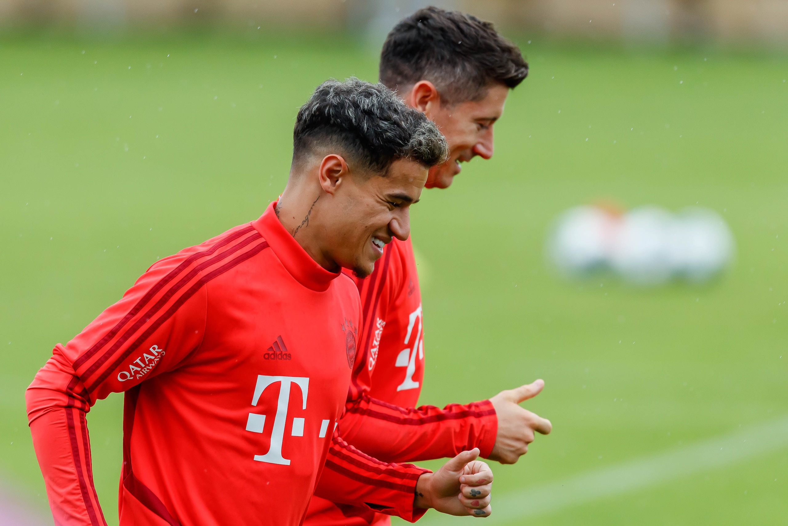 MUNICH, GERMANY - MARCH 20: Philippe Coutinho of FC Bayern Muenchen and Robert Lewandowski of FC Bayern Muenchen look on during a Bayern Muenchen training session at training grounds on the Saebener Strasse on March 20, 2019 in Munich, Germany. (Photo by TF-Images/Getty Images) MUNICH, GERMANY - MARCH 20: Philippe Coutinho of FC Bayern Muenchen and Robert Lewandowski of FC Bayern Muenchen look on during a Bayern Muenchen training session at training grounds on the Saebener Strasse on March 20, 2019 in Munich, Germany. (Photo by TF-Images/Getty Images)