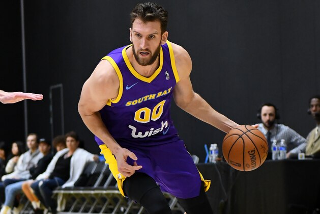 EL SEGUNDO, CA - MARCH 5: Spencer Hawes #00 of the South Bay Lakers handles the basketball against the Northern Arizona Suns on March 5, 2019 at UCLA Heath Training Center in El Segundo, California. NOTE TO USER: User expressly acknowledges and agrees that, by downloading and or using this photograph, User is consenting to the terms and conditions of the Getty Images License Agreement. Mandatory Copyright Notice: Copyright 2019 NBAE (Photo by Adam Pantozzi/NBAE via Getty Images)