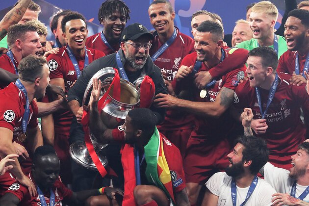 MADRID, SPAIN - JUNE 01: Jurgen Klopp, Manager of Liverpool  lifts the trophy during the UEFA Champions League Final between Tottenham Hotspur and Liverpool at Estadio Wanda Metropolitano on June 01, 2019 in Madrid, Spain. (Photo by Ian MacNicol/Getty Images)