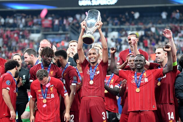 ISTANBUL, TURKEY - AUGUST 14: Fabinho of Liverpool lifts the UEFA Super Cup trophy as Liverpool celebrate victory following the UEFA Super Cup match between Liverpool and Chelsea at Vodafone Park on August 14, 2019 in Istanbul, Turkey. (Photo by Michael Regan/Getty Images)