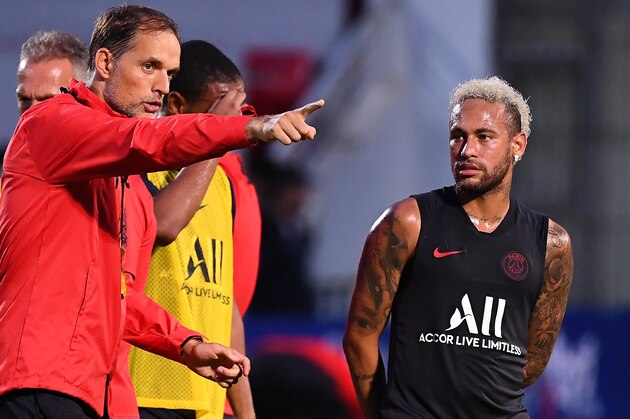 Paris Saint-Germain's German head coach Thomas Tuchel (L) speaks with Paris Saint-Germain's Brazilian forward Neymar (C) during a training session in Shenzhen on August 1, 2019, ahead of the French Trophy of Champions football match between Rennes and Paris Saint-Germain. (Photo by FRANCK FIFE / AFP)        (Photo credit should read FRANCK FIFE/AFP/Getty Images)