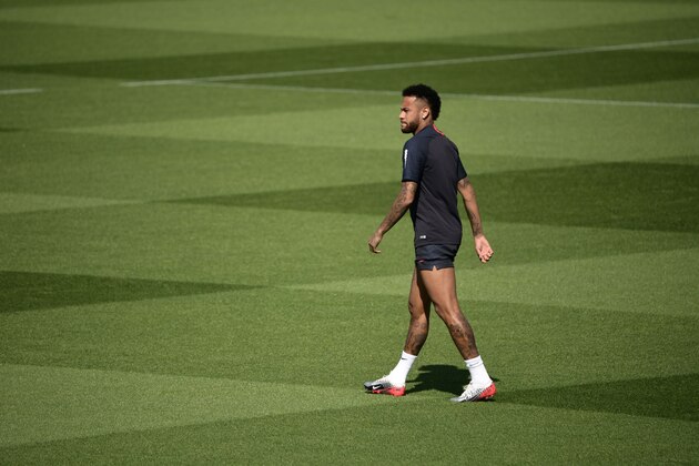 TOPSHOT - PSG's Brazilian forward Neymar attends a training session in Ooredoo training center in Saint-Germain-en-Laye on August 29, 2019. (Photo by Martin BUREAU / AFP)        (Photo credit should read MARTIN BUREAU/AFP/Getty Images)