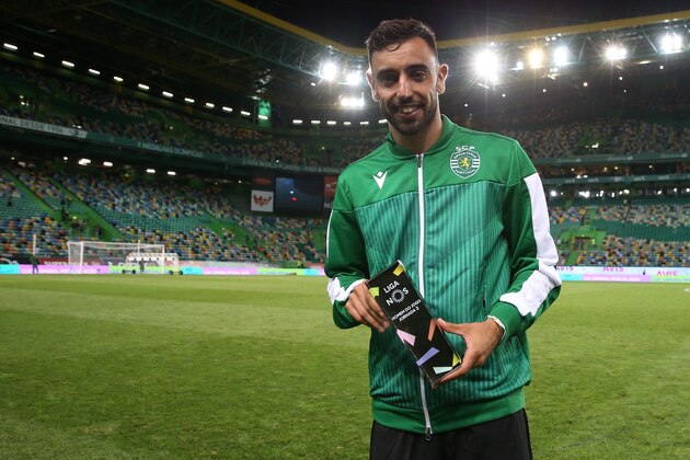 LISBON, PORTUGAL - AUGUST 18: Bruno Fernandes of Sporting CP poses for a photo with the match MVP award at the end of the Liga NOS match between Sporting CP and SC Braga at Estadio Jose Alvalade on August 18, 2019 in Lisbon, Portugal.  (Photo by Gualter Fatia/Getty Images)