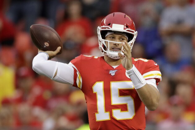 El quarterback Patrick Mahomes (15) de los Chiefs de Kansas City lanza un pase al running back Damien Williams durante la primera mitad de un partido de pretemporada, el sábado 24 de agosto de 2019, en Kansas City, Missouri.(AP Foto/Charlie Riedel)