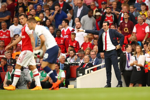 LONDON, ENGLAND - SEPTEMBER 01: Unai Emery, Manager of Arsenal gives his team instructions during the Premier League match between Arsenal FC and Tottenham Hotspur at Emirates Stadium on September 01, 2019 in London, United Kingdom. (Photo by Julian Finney/Getty Images)