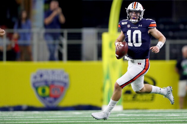 ARLINGTON, TEXAS - AUGUST 31: Bo Nix #10 of the Auburn Tigers scrambles with the ball against the Oregon Ducks in the fourth quarter during the Advocare Classic at AT&T Stadium on August 31, 2019 in Arlington, Texas. (Photo by Tom Pennington/Getty Images)