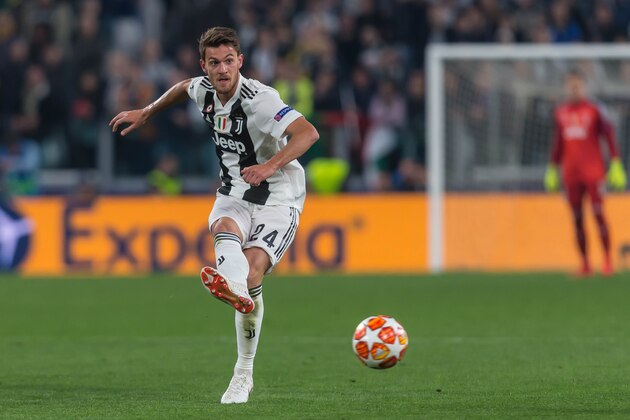 TURIN, ITALY - APRIL 16: Daniele Rugani of Juventus Turin controls the ball during the UEFA Champions League Quarter Final second leg match between Juventus and Ajax at Juventus Stadium on April 16, 2019 in Turin, Italy. (Photo by TF-Images/Getty Images)