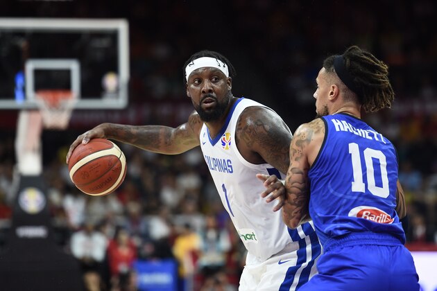Andray Blatche (L) of the Philippines defends the ball from Italy's Daniel Hackett during the Basketball World Cup Group D game between Italy and the Philippines in Foshan on August 31, 2019. (Photo by Ye Aung Thu / AFP)        (Photo credit should read YE AUNG THU/AFP/Getty Images)