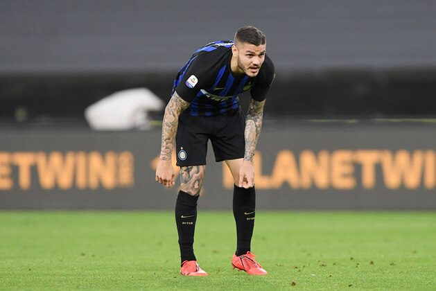 NAPLES, ITALY - MAY 19: Mauro Icardi of FC Internazionale stands disappointed during the Serie A match between SSC Napoli and FC Internazionale at Stadio San Paolo on May 19, 2019 in Naples, Italy. (Photo by Francesco Pecoraro/Getty Images)