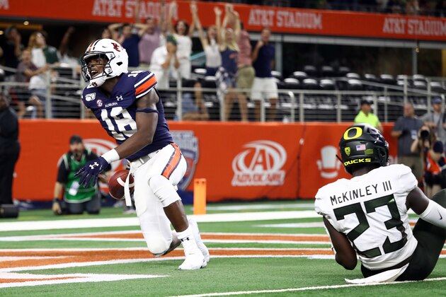 ARLINGTON, TEXAS - AUGUST 31:   Seth Williams #18 of the Auburn Tigers makes the game winning touchdown pass against Verone McKinley III #23 of the Oregon Ducks in the fourth quarter during the Advocare Classic at AT&T Stadium on August 31, 2019 in Arlington, Texas. (Photo by Ronald Martinez/Getty Images)