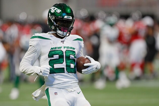 ATLANTA, GEORGIA - AUGUST 15:  Le'Veon Bell #26 of the New York Jets  warms up prior to facing the Atlanta Falcons in the preseason game at Mercedes-Benz Stadium on August 15, 2019 in Atlanta, Georgia. (Photo by Kevin C. Cox/Getty Images)