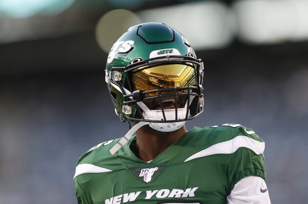 New York Jets running back Le'Veon Bell (26) warms up before a preseason NFL football game against the New Orleans Saints Saturday, Aug. 24, 2019, in East Rutherford, N.J. (AP Photo/Adam Hunger)