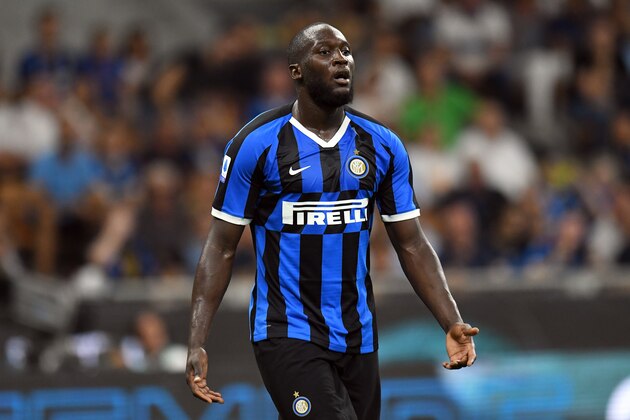 MILAN, ITALY - AUGUST 26:  Romelu Lukaku of FC Internazionale looks on during the Serie A match between FC Internazionale and US Lecce at Stadio Giuseppe Meazza on August 26, 2019 in Milan, Italy.  (Photo by Alessandro Sabattini/Getty Images)