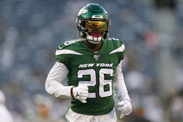 New York Jets running back Le'Veon Bell (26) warms up before a preseason NFL football game against the New Orleans Saints Saturday, Aug. 24, 2019, in East Rutherford, N.J. (AP Photo/Adam Hunger)