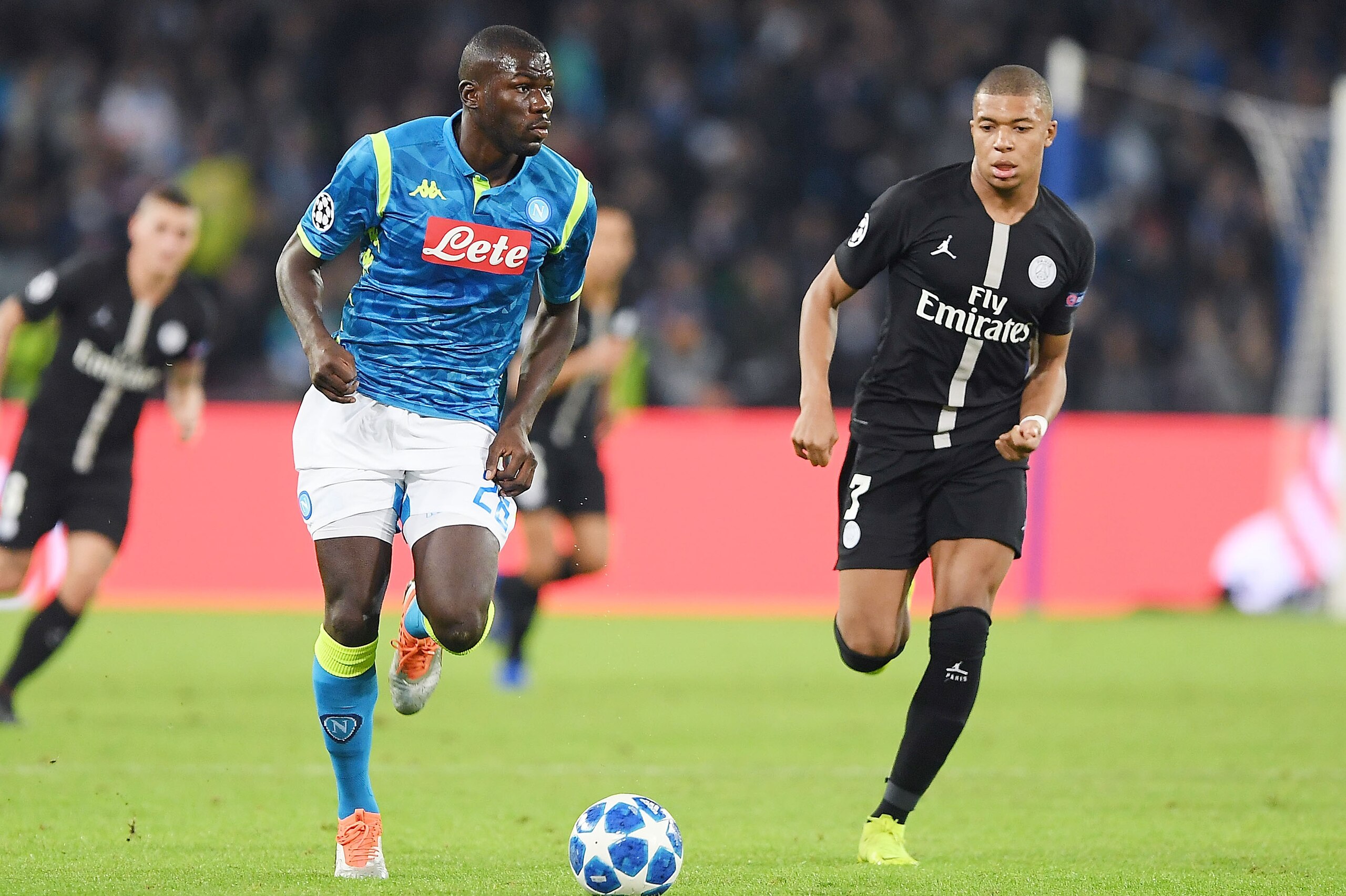 NAPLES, ITALY - NOVEMBER 06:  Kalidou Koulibaly of SSC Napoli vies Kylian Mbappé of Paris Saint-Germain during the Group C match of the UEFA Champions League between SSC Napoli and Paris Saint-Germain at Stadio San Paolo on November 6, 2018 in Naples, Italy.  (Photo by Francesco Pecoraro/Getty Images)
