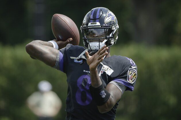 Baltimore Ravens quarterback Lamar Jackson passes the ball during a joint NFL football practice with the Philadelphia Eagles in Philadelphia, Tuesday, Aug. 20, 2019. (AP Photo/Matt Rourke)