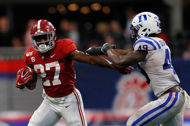 ATLANTA, GEORGIA - AUGUST 31:  Jerome Ford #27 of the Alabama Crimson Tide rushes away from Koby Quansah #49 of the Duke Blue Devils at Mercedes-Benz Stadium on August 31, 2019 in Atlanta, Georgia. (Photo by Kevin C. Cox/Getty Images)