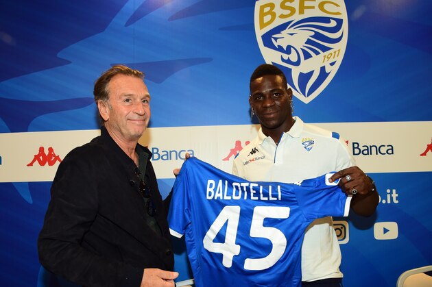 BRESCIA, ITALY - AUGUST 19:  President of Brescia Calcio Massimo Cellino and Mario Balotelli show the Brescia Calcio jersey during Brescia Calcio Unveils New Signing Mario Balotelli on August 19, 2019 in Brescia, Italy.  (Photo by Pier Marco Tacca/Getty Images)