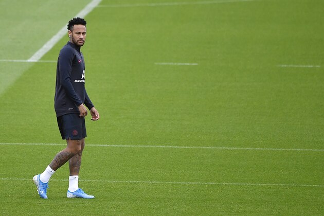 PARIS, FRANCE - AUGUST 17: Neymar Jr warms up during a Paris Saint-Germain training session at Centre Ooredoo on August 17, 2019 in Paris, France. (Photo by Aurelien Meunier/Getty Images)