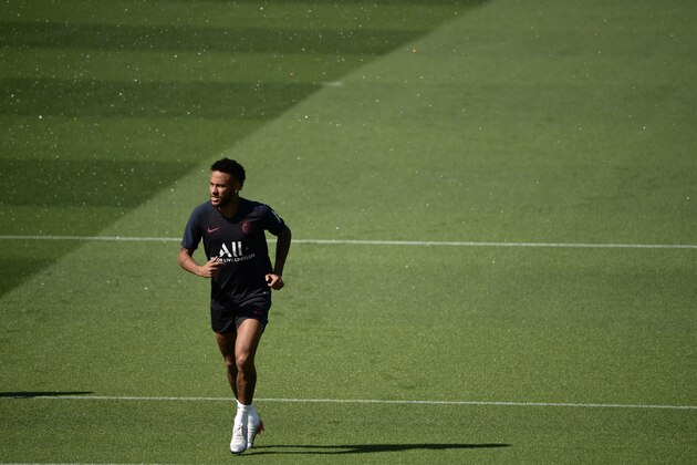 TOPSHOT - PSG's Brazilian forward Neymar attends a training session in Ooredoo training center in Saint-Germain-en-Laye on August 29, 2019. (Photo by Martin BUREAU / AFP)        (Photo credit should read MARTIN BUREAU/AFP/Getty Images)