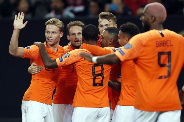 (l-r) Frenkie de Jong of Holland, Daley Blind of Holland, Georginio Wijnaldum of Holland, Matthijs de Ligt of Holland, Memphis Depay of Holland, Donyell Malen of Holland, Ryan Babel of Holland during the UEFA EURO 2020 qualifier group C qualifying match between Germany and The Netherlands at Volkspark stadium on September 06, 2019 in Hamburg, Germany(Photo by VI Images via Getty Images)