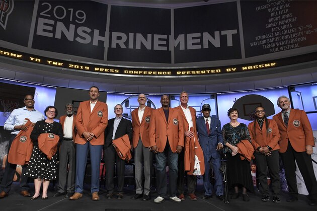 Class of 2019 inductees into the Basketball Hall of Fame, from left to right, Chuck Cooper III, accepting on behalf of his late father Chuck Cooper, Susan Braun, accepting on behalf of her later father Carl Braun, Al Attles,Vlade Divac, Ron Coville accepting on behalf of his father-in-law, Bill Fitch, Bobby Jones, Sidney Moncrief, Jack Sikma, Dick Barnett for Tennessee A&I, Linda Price for Wayland Baptist, Teresa Weatherspoon, and Paul Westphal, pose for a photo during a news conference at the Naismith Memorial Basketball Hall of Fame, Thursday, Sept. 5, 2019, in Springfield, Mass. (AP Photo/Jessica Hill)