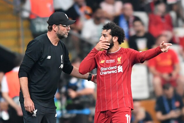 Liverpool's Egyptian midfielder Mohamed Salah speaks with Liverpool's German manager Jurgen Klopp (L) during the UEFA Super Cup 2019 football match between FC Liverpool and FC Chelsea at Besiktas Park Stadium in Istanbul on August 14, 2019. (Photo by OZAN KOSE / AFP)        (Photo credit should read OZAN KOSE/AFP/Getty Images)