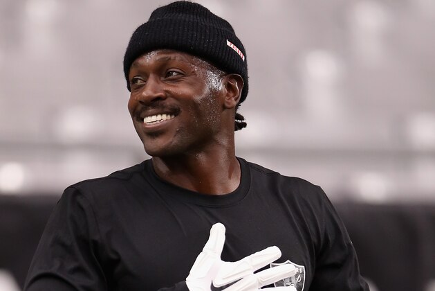 GLENDALE, ARIZONA - AUGUST 15:  Wide receiver Antonio Brown #84 of the Oakland Raiders warms up before the NFL preseason game against the Arizona Cardinals at State Farm Stadium on August 15, 2019 in Glendale, Arizona. (Photo by Christian Petersen/Getty Images)