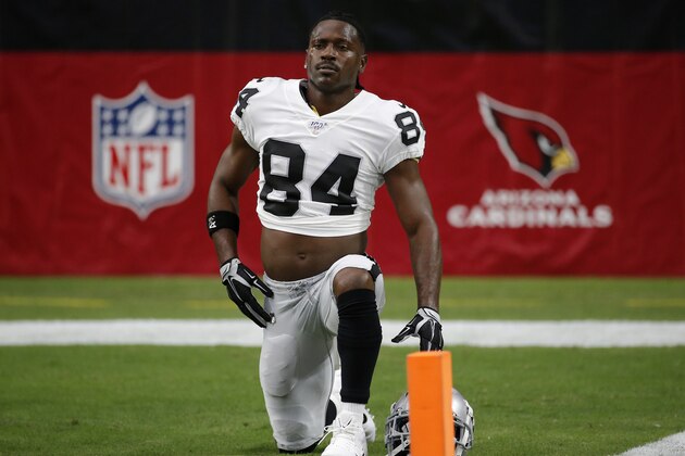 El wide receiver Antonio Brown, de los Raiders de Oakland, calienta antes del partido de pretemporada frente a los Cardinals de Arizona, el jueves 15 de agosto de 019, en Glendale, Arizona. (AP Foto/Rick Scuteri)