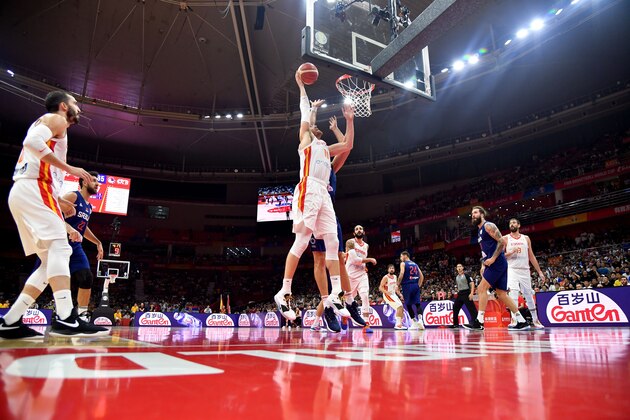 Spain's Victor Claver (C) goes to the basket during the Basketball World Cup Group J second round game between Spain and Serbia in Wuhan on September 8, 2019. (Photo by HECTOR RETAMAL / AFP)        (Photo credit should read HECTOR RETAMAL/AFP/Getty Images)