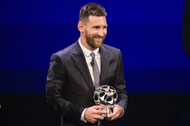 MONACO, MONACO - AUGUST 29: Lionel Messi of Barcelona poses with the trophy of best Forward during the Kick-Off 2019/2020 - UEFA Champions League Draw on August 29, 2019 in Monaco, Monaco. (Photo by Eurasia Sport Images/Getty Images)