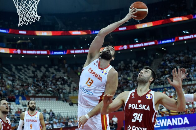 Spain's Marc Gasol (C) passes the ball as Poland's Adam Hrycaniuk watches during the Basketball World Cup quarter-final game between Spain and Poland in Shanghai on September 10, 2019. (Photo by WANG ZHAO / AFP)        (Photo credit should read WANG ZHAO/AFP/Getty Images)