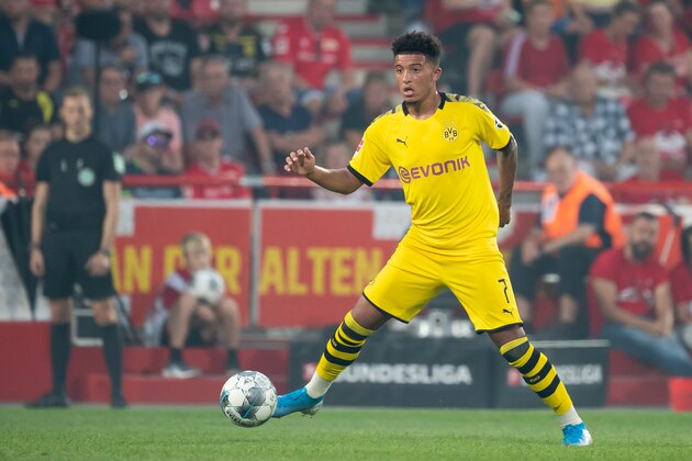 BERLIN, GERMANY - AUGUST 31: Jadon Sancho of Borussia Dortmund controls the ball during the Bundesliga match between 1. FC Union Berlin and Borussia Dortmund at Stadion An der Alten Foersterei on August 31, 2019 in Berlin, Germany. (Photo by TF-Images/Getty Images)