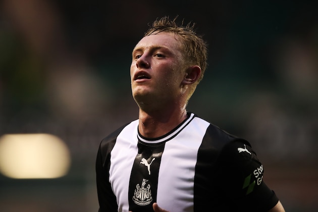 EDINBURGH, SCOTLAND - JULY 30: Sean Longstaff of Newcastle United is seen in action during the Pre-Season Friendly match between Hibernian and Newcastle United at Easter Road on July 30, 2019 in Edinburgh, Scotland. (Photo by Ian MacNicol/Getty Images)