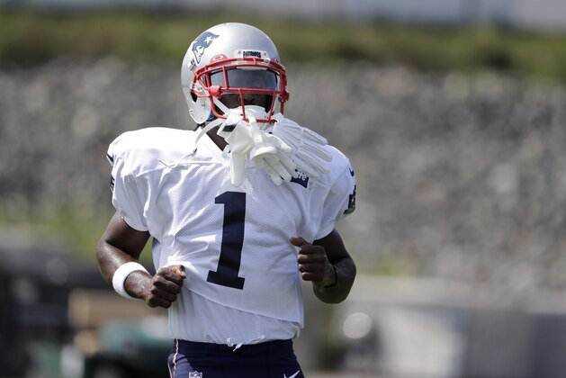 New England Patriots wide receiver Antonio Brown works out during NFL football practice, Wednesday, Sept. 11, 2019, in Foxborough, Mass. Brown to practiced with the team for the first time on Wednesday afternoon, a day after his former trainer filed a civil lawsuit in the Southern District of Florida accusing him of sexually assaulting her on three occasions.   (AP Photo/Steven Senne)