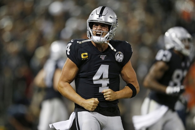 Derek Carr, quarterback de los Raiders de Oakland, festeja luego que el corredor Josh Jacobs anotó frente a los Broncos de Denver el lunes 9 de septiembre de 2019 (AP Foto/D. Ross Cameron)