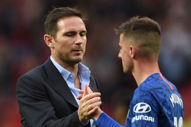 Chelsea's English head coach Frank Lampard (L) shakes hands with Chelsea's English midfielder Mason Mount (R) on the pitch at the final whistle in the English Premier League football match between Manchester United and Chelsea at Old Trafford in Manchester, north west England, on August 11, 2019. - Manchester United won the game 4-0. (Photo by Oli SCARFF / AFP) / RESTRICTED TO EDITORIAL USE. No use with unauthorized audio, video, data, fixture lists, club/league logos or 'live' services. Online in-match use limited to 120 images. An additional 40 images may be used in extra time. No video emulation. Social media in-match use limited to 120 images. An additional 40 images may be used in extra time. No use in betting publications, games or single club/league/player publications. /         (Photo credit should read OLI SCARFF/AFP/Getty Images)