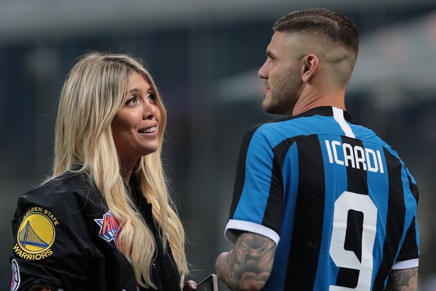 MILAN, ITALY - MAY 26:  Mauro Emanuel Icardi of FC Internazionale speaks with his wife Wanda Nara at the end of the Serie A match between FC Internazionale and Empoli FC at Stadio Giuseppe Meazza on May 26, 2019 in Milan, Italy.  (Photo by Emilio Andreoli/Getty Images)
