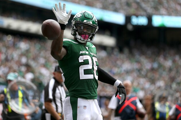EAST RUTHERFORD, NEW JERSEY - SEPTEMBER 08: Le'Veon Bell #26 of the New York Jets signals for a first down against the Buffalo Bills during the at MetLife Stadium on September 08, 2019 in East Rutherford, New Jersey. The Buffalo Bills defeated the New York Jets 17-16. (Photo by Michael Owens/Getty Images)