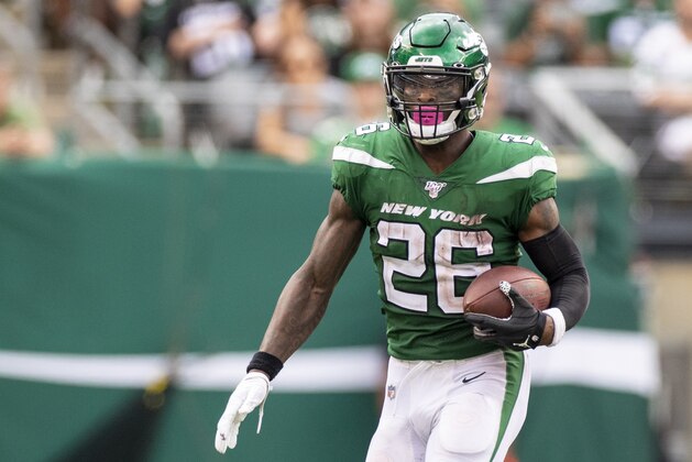 EAST RUTHERFORD, NJ - SEPTEMBER 08:  Le'Veon Bell #26 of the New York Jets runs with the ball during the second half against the Buffalo Bills at MetLife Stadium on September 8, 2019 in East Rutherford, New Jersey. Buffalo defeats New York 17-16.  (Photo by Brett Carlsen/Getty Images)
