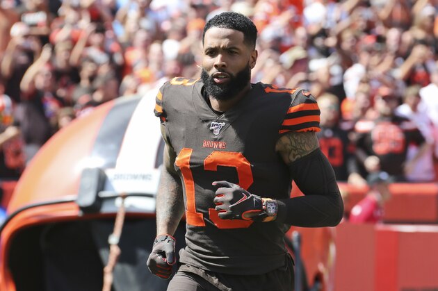 ARCHIVO - En esta fotografía del domingo 8 de septiembre de 2019, el wide receiver de los Browns de Cleveland Odell Beckham Jr. corre al campo previo al juego de la NFL contra los Titans de Tennessee, en Cleveland. (AP Foto/Ron Schwane, Archivo)